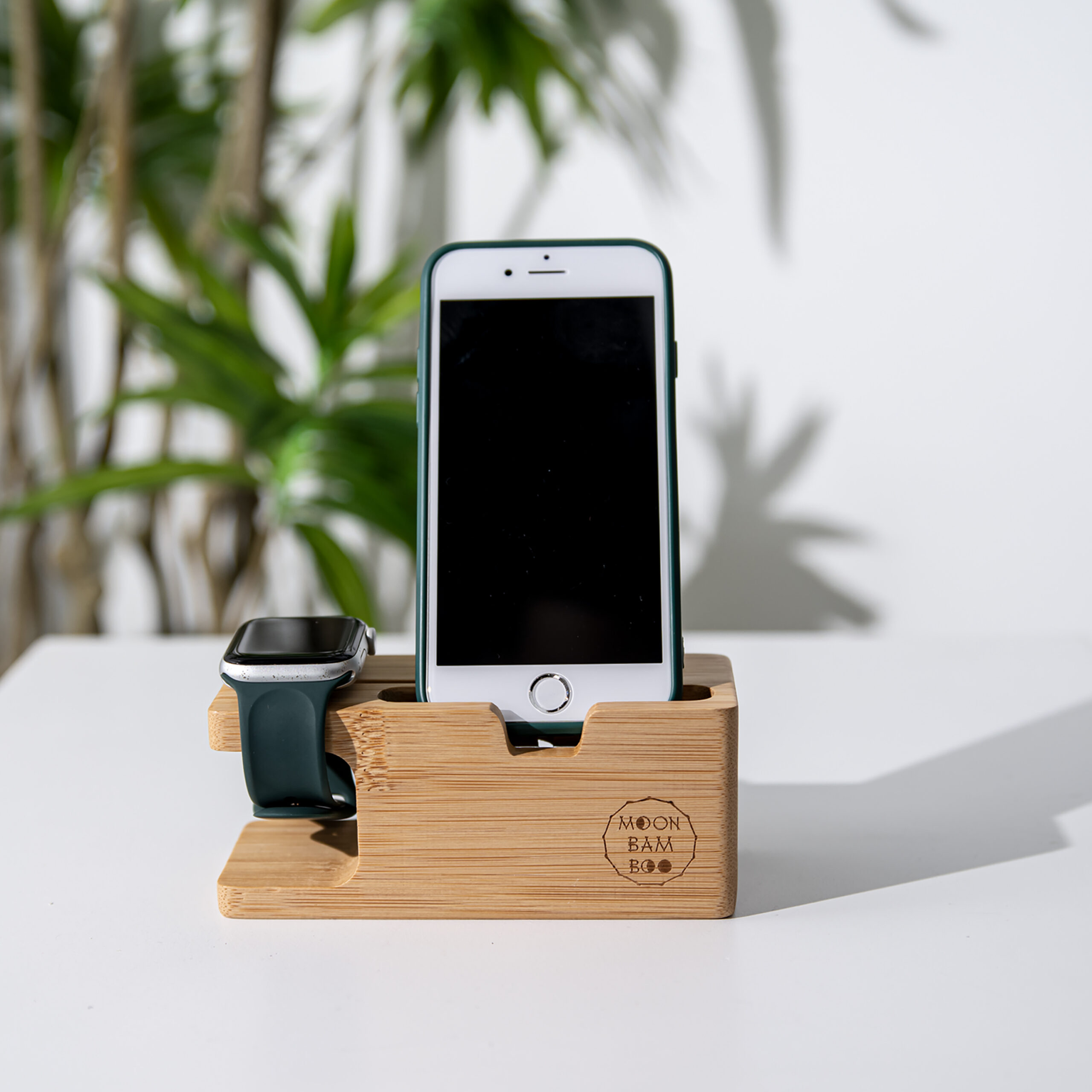 MoonBamBoo® Handy-Ständer und Ladestation für iPhone und Apple Watch aus selektiertem Bambus – Bild 4